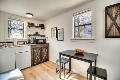 Cozy Studio Retreat with Scenic 5-Acre Views, Near City Lake & Cherokee Casino in Gentry, Arkansas House in Arkansas