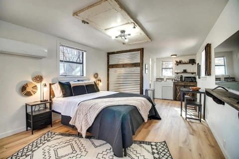 Cozy Studio Retreat with Scenic 5-Acre Views, Near City Lake & Cherokee Casino in Gentry, Arkansas House in Arkansas