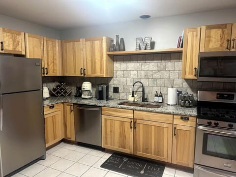 Spacious Luxury Villa Retreat with Jetted Tub, Fireplaces, Balconies, and Smart TV in North Utica, Illinois House in Deer Park Township