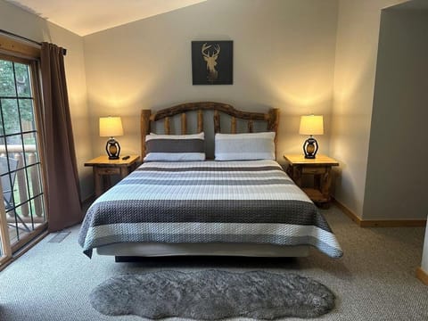 Spacious Luxury Villa Retreat with Jetted Tub, Fireplaces, Balconies, and Smart TV in North Utica, Illinois House in Deer Park Township