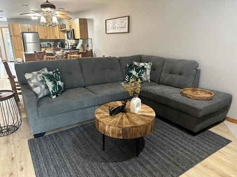 Spacious Luxury Villa Retreat with Jetted Tub, Fireplaces, Balconies, and Smart TV in North Utica, Illinois House in Deer Park Township