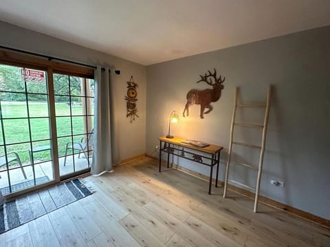 Spacious Luxury Villa Retreat with Jetted Tub, Fireplaces, Balconies, and Smart TV in North Utica, Illinois House in Deer Park Township