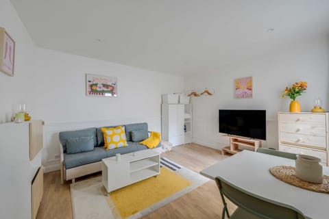 TV and multimedia, Living room, Dining area