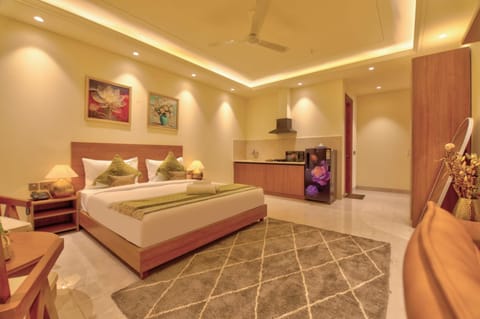 Bed, TV and multimedia, Living room, Photo of the whole room, Seating area, Bedroom, wardrobe