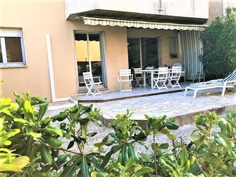 Patio, Day, Garden, Dining area, Garden view