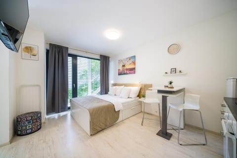 Bed, TV and multimedia, Photo of the whole room, Bedroom