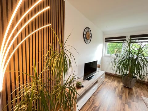 Communal lounge/ TV room, TV and multimedia, Living room, Garden view