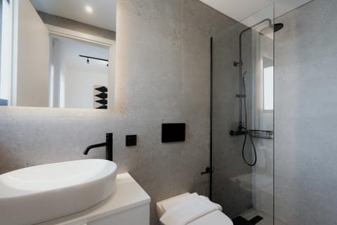 Shower, Toilet, Bathroom, towels