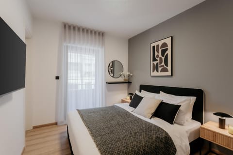 Bed, TV and multimedia, Photo of the whole room, Decorative detail, Bedroom