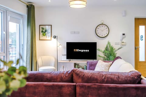 TV and multimedia, Living room, Seating area, Evening entertainment