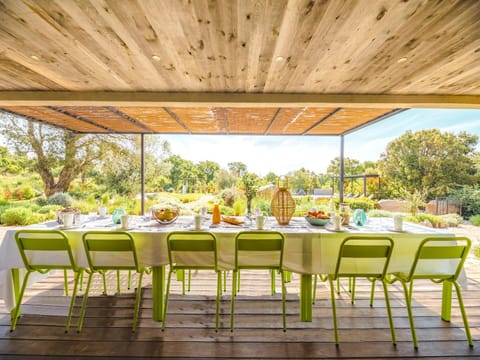 Patio, Spring, Day, Garden, View (from property/room), Balcony/Terrace, Food and drinks, Dining area, Food, Garden view