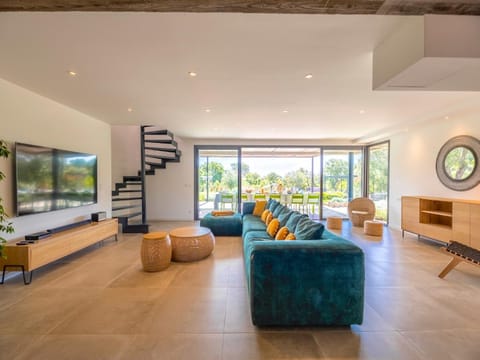 Communal lounge/ TV room, TV and multimedia, Living room, Seating area, Evening entertainment