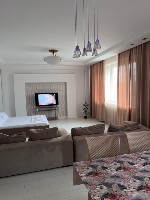 Bed, TV and multimedia, Living room, Photo of the whole room, Seating area