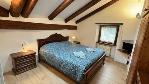 Bed, TV and multimedia, Photo of the whole room, Bedroom, towels