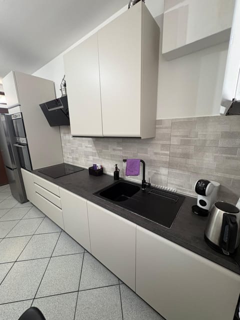 Coffee/tea facilities, Kitchen or kitchenette, stove
