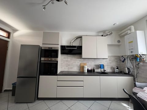 Coffee/tea facilities, Kitchen or kitchenette, microwave, oven, stove