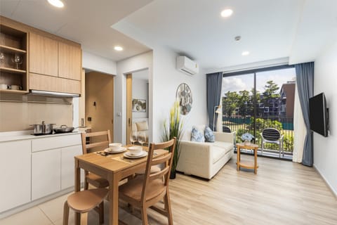 TV and multimedia, Seating area, Dining area