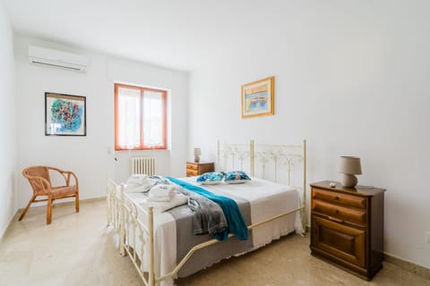 Bed, Photo of the whole room, Bedroom, air conditioner