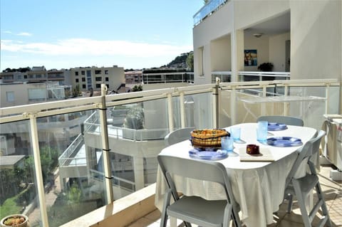 Day, View (from property/room), Balcony/Terrace, Dining area, City view