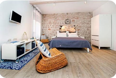 Bed, TV and multimedia, Bedroom