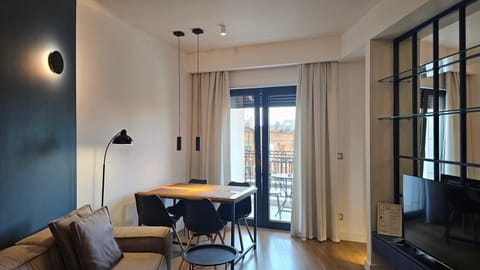 TV and multimedia, Seating area, Dining area