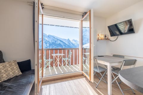 Communal lounge/ TV room, Natural landscape, TV and multimedia, View (from property/room), Balcony/Terrace, Living room, Seating area, Dining area, Mountain view