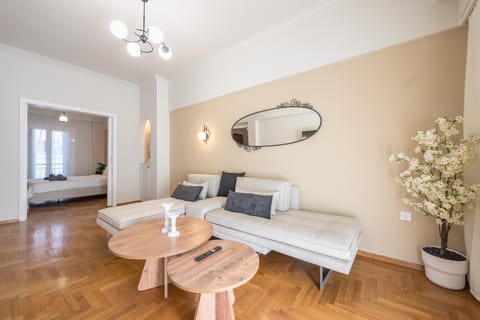 Bed, Living room, Photo of the whole room, Seating area, Dining area, Bedroom