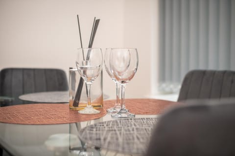 Modern 4 Bedroom House Sleeps 10 Free Parking Liverpool House in Liverpool