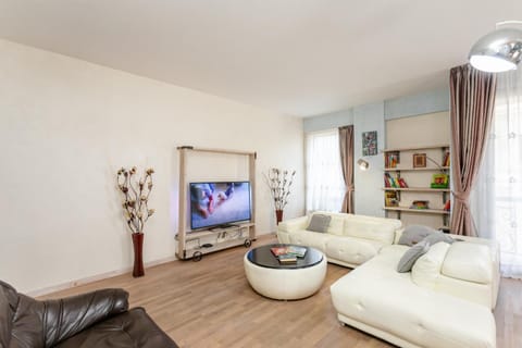 Communal lounge/ TV room, TV and multimedia, Living room, Seating area, Evening entertainment