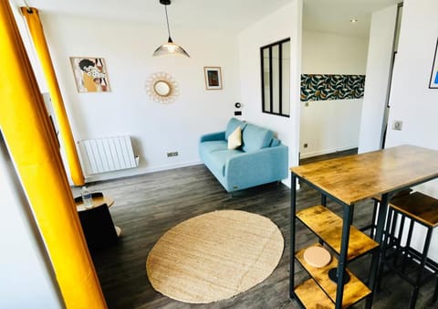 Living room, Photo of the whole room, Decorative detail, Seating area, Dining area
