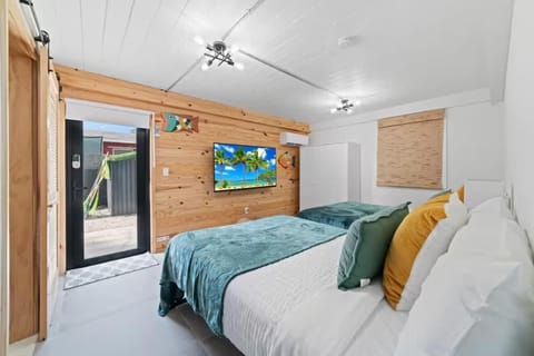 Lakefront Villa with Heated Pool Kayaks and Outdoor Fun House in West Park