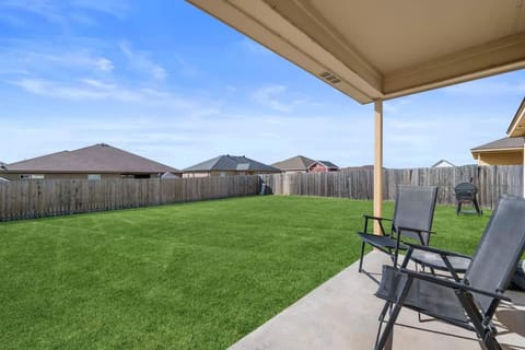 NEW Killeen 8-10 Bd sleeps max 10 ppl 5 min to Fort Hood Families Groups Pets Ok - Professionally Managed by Stay Albatross House in Killeen