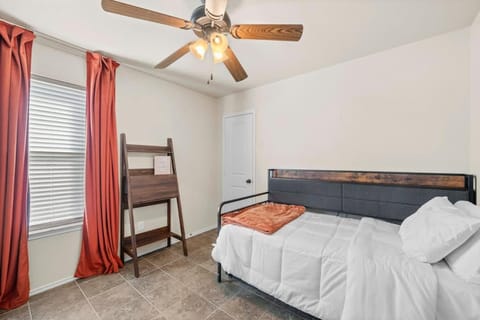 NEW Killeen 8-10 Bd sleeps max 10 ppl 5 min to Fort Hood Families Groups Pets Ok - Professionally Managed by Stay Albatross House in Killeen