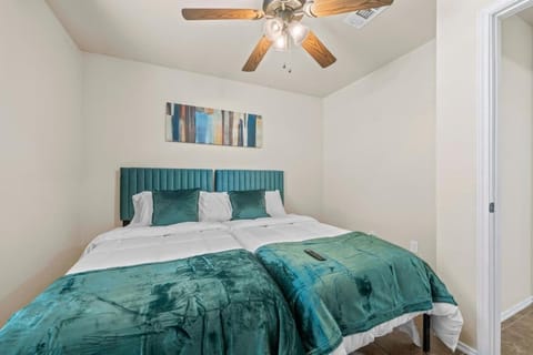 NEW Killeen 8-10 Bd sleeps max 10 ppl 5 min to Fort Hood Families Groups Pets Ok - Professionally Managed by Stay Albatross House in Killeen