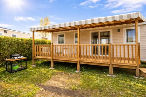 Property building, Patio, Spring, Garden, Balcony/Terrace, Garden view