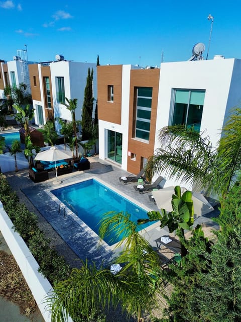 Property building, Day, Garden, Garden view, Pool view, Swimming pool, sunbed