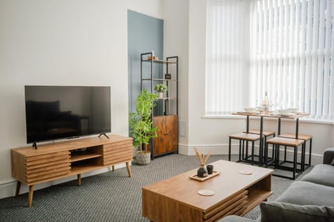 Communal lounge/ TV room, TV and multimedia, Living room, Seating area, Dining area, Evening entertainment