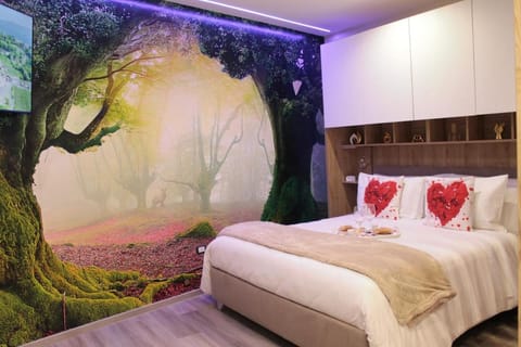 Bed, TV and multimedia, wardrobe