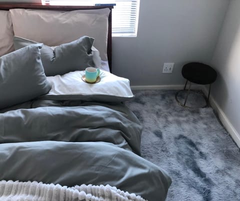 Bed, Photo of the whole room, Seating area, Bedroom