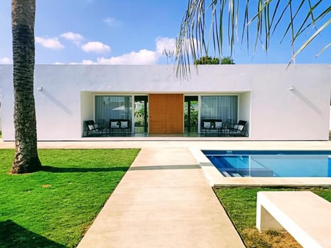 Property building, Patio, Spring, Day, Garden, Garden view, Pool view, Swimming pool, sunbed