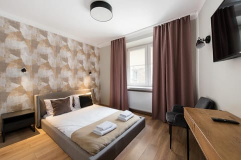 Bed, TV and multimedia, Photo of the whole room, Bedroom, towels