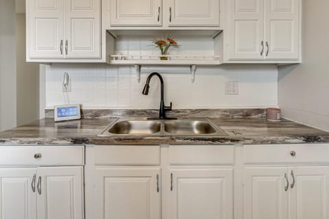 6 Mi to Downtown Columbus Quiet Home with Yard House in Ohio