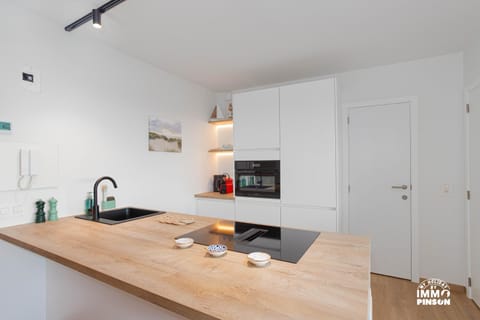 Coffee/tea facilities, Kitchen or kitchenette, stove