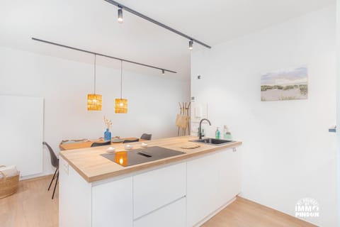 Kitchen or kitchenette, Dining area, stove