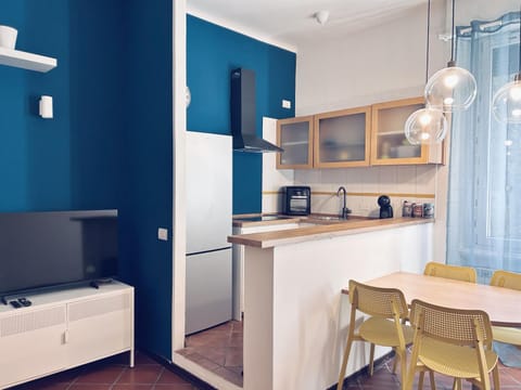 Kitchen or kitchenette, Dining area, oven, stove