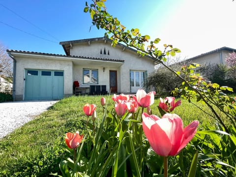 Property building, Garden, Garden view, Parking