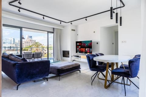 TV and multimedia, Living room, Photo of the whole room, Seating area, Dining area