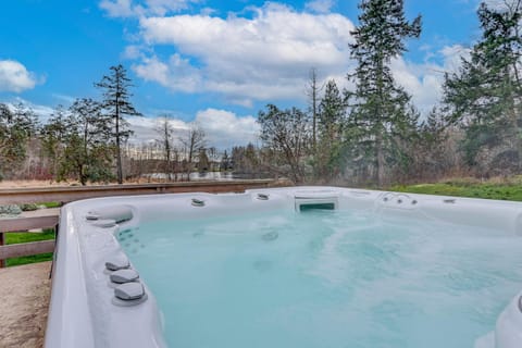 Hot Tub and Pond View! Private Friday Harbor Retreat House in Friday Harbor
