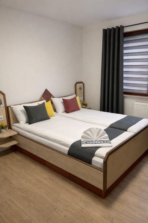 Private Zimmer mit eigenem Bad Fernseher und Schreibtisch Vacation rental in Königswinter