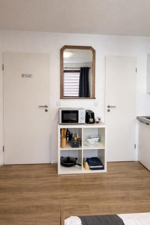 Private Zimmer mit eigenem Bad Fernseher und Schreibtisch Vacation rental in Königswinter